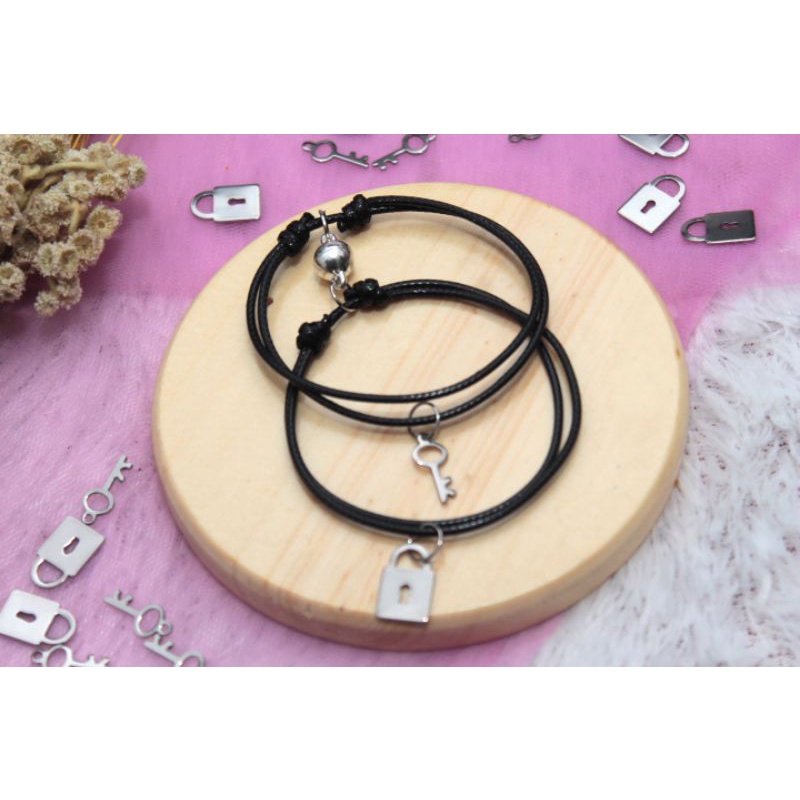 COSTUM GELANG MAGNET TALI KOREA BANDUL KUNCI DAN GEMBOKGelang couple / gelang nama /gelang inisial/ gelang Costum / gelang persahabatan / gelang huruf / gelang murah