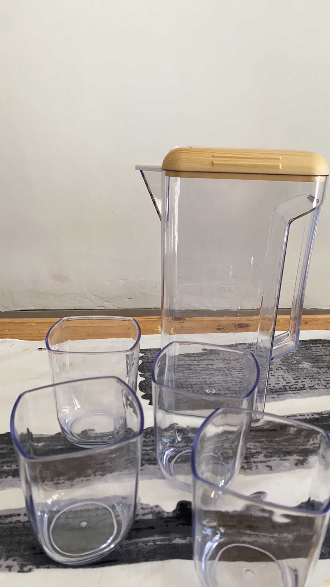 Teko Air Panas Dan Dingin Set Dengan Cangkir / Teko Plastik Air Minum Jug 2 Liter Besar Plastik Vs