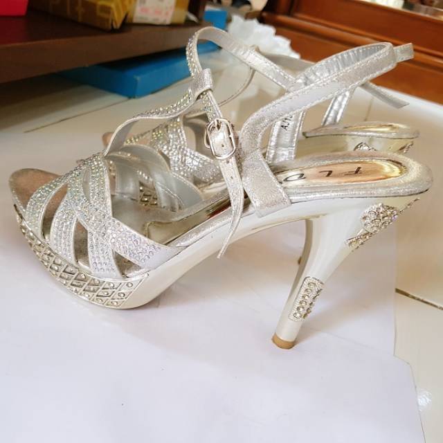 Sepatu Sandal Pesta Wanita FLD Silver ukuran 40 (Preloved)