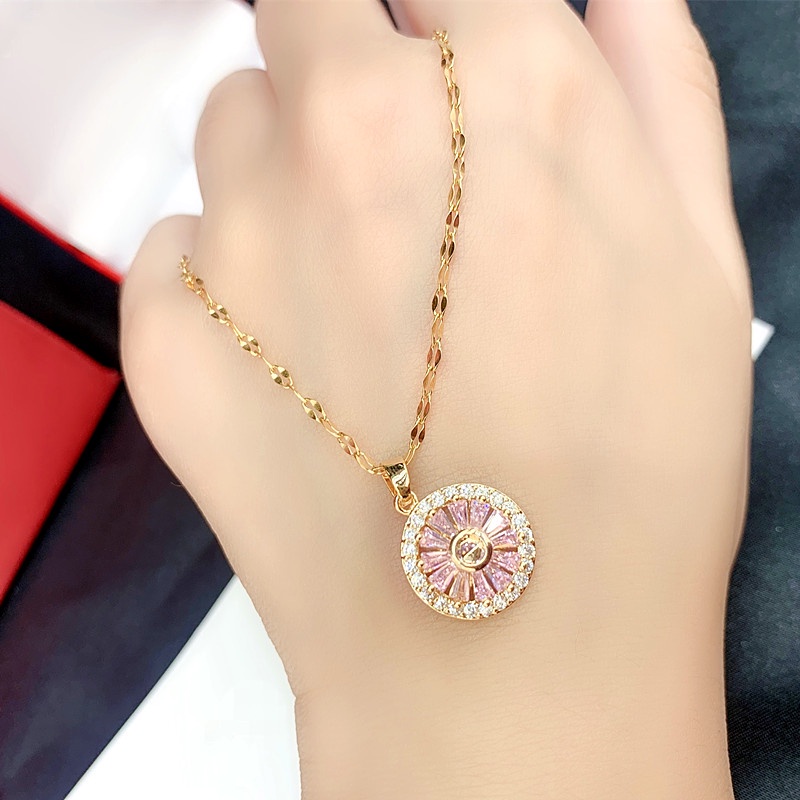 Kalung Titanium Wanita Emas 18k Kristal Merah Muda Beruntung Berputar Perhiasan