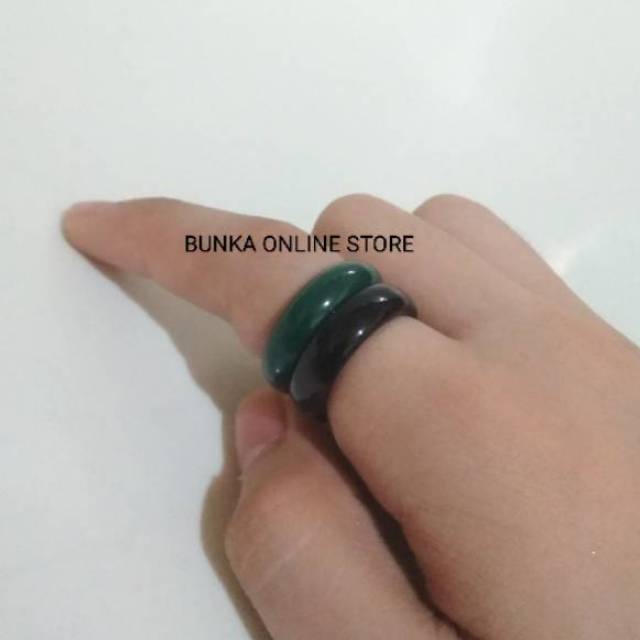 Cincin Giok Hijau dan Hitam