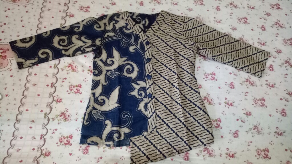 Batik Wanita Atasan Lengan 7/8 Dan Pendek Model Kombinasi Warna Coklat Dasar Navi By Batik Ruci
