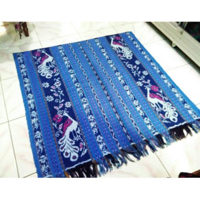 Kain tenun blanket biru motif burung merak