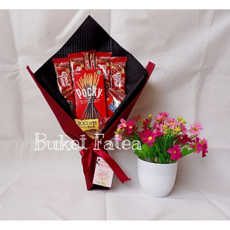 

Bucket snack merah buket jajan buket fatea buket wisuda HANYA BUKET TANPA BUNGA