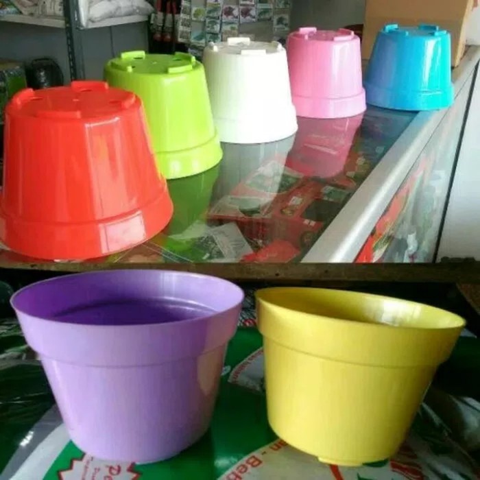 pot bunga warna warni