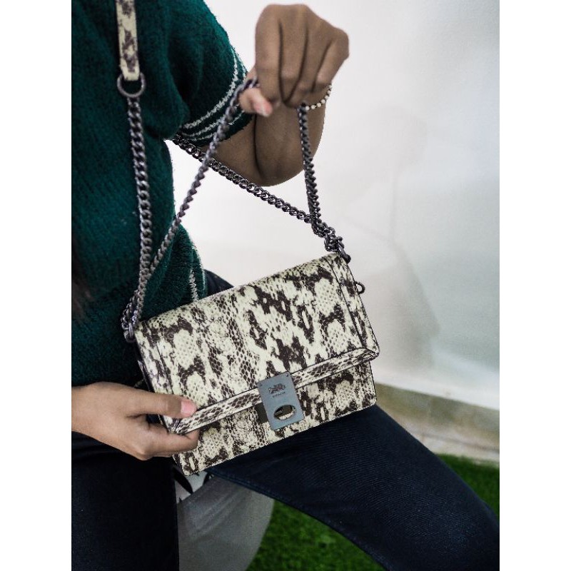 COACH Factory outlet slempang motif kulit ular