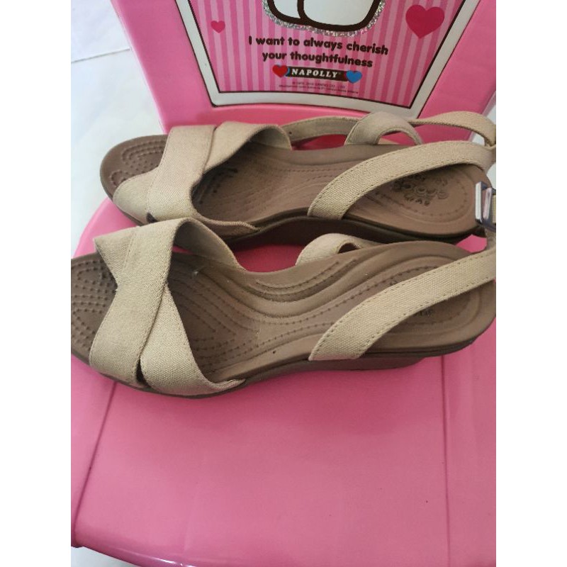 Preloved Sepatu Sendah Wedges Merk Crocs