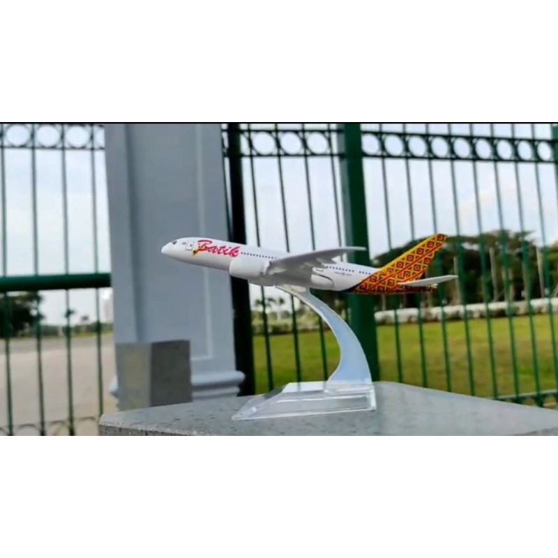 Miniatur Pesawat Batik Air