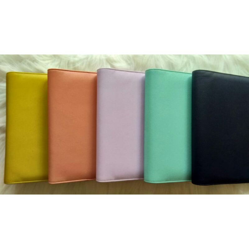 

Binder Polos New (26 Ring), dgn bahan kulit sintetis yg mudah dibersihkan ketika kotor atau bernoda