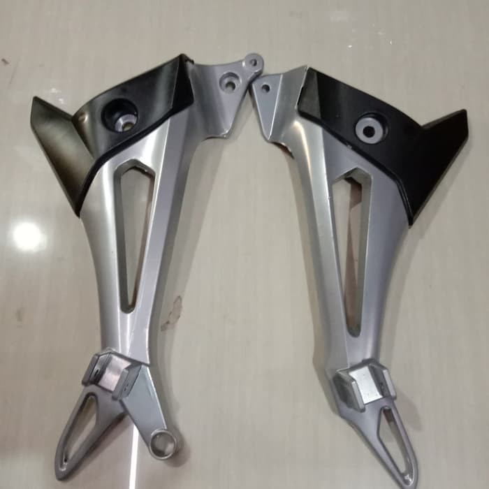 Dudukan step belakang atau pangkon step revo 110 karburator