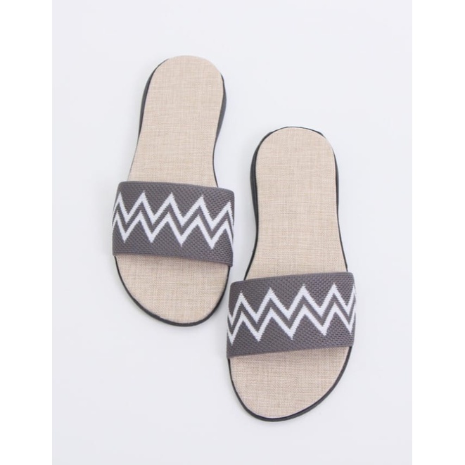 Arlaine- ZIG ZAG Flat Sandal