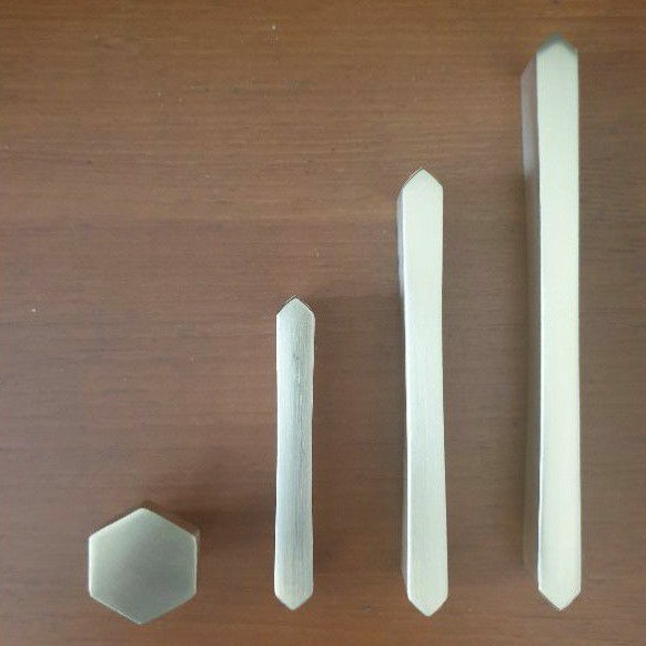 Nordic Solid Hexagon Gold Handle Tarikan Gagang Laci Emas Lurus Batang