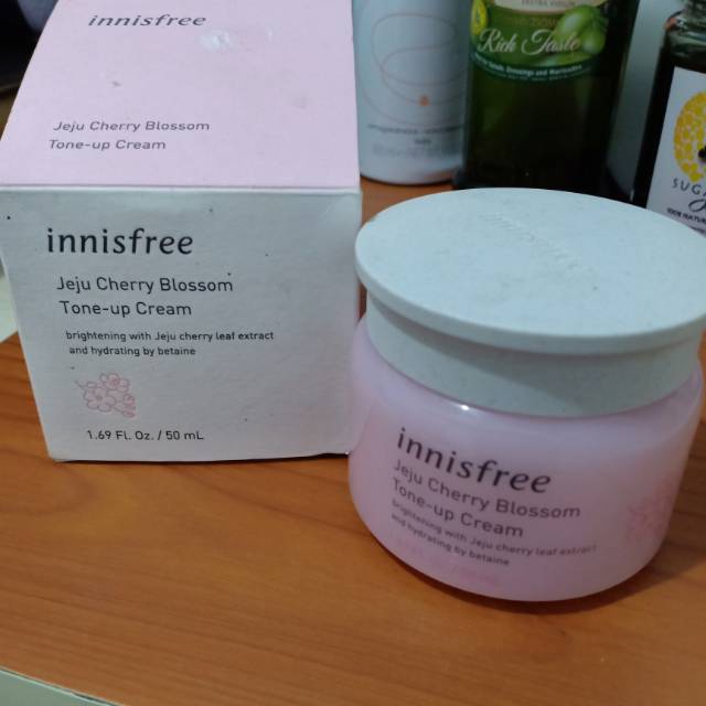 Innisfree
Jeju Cherry Blossom
Tone-up Cream preloved