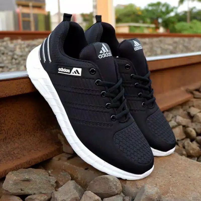 Sepatu Sneakers Pria Emboss Line 38-43