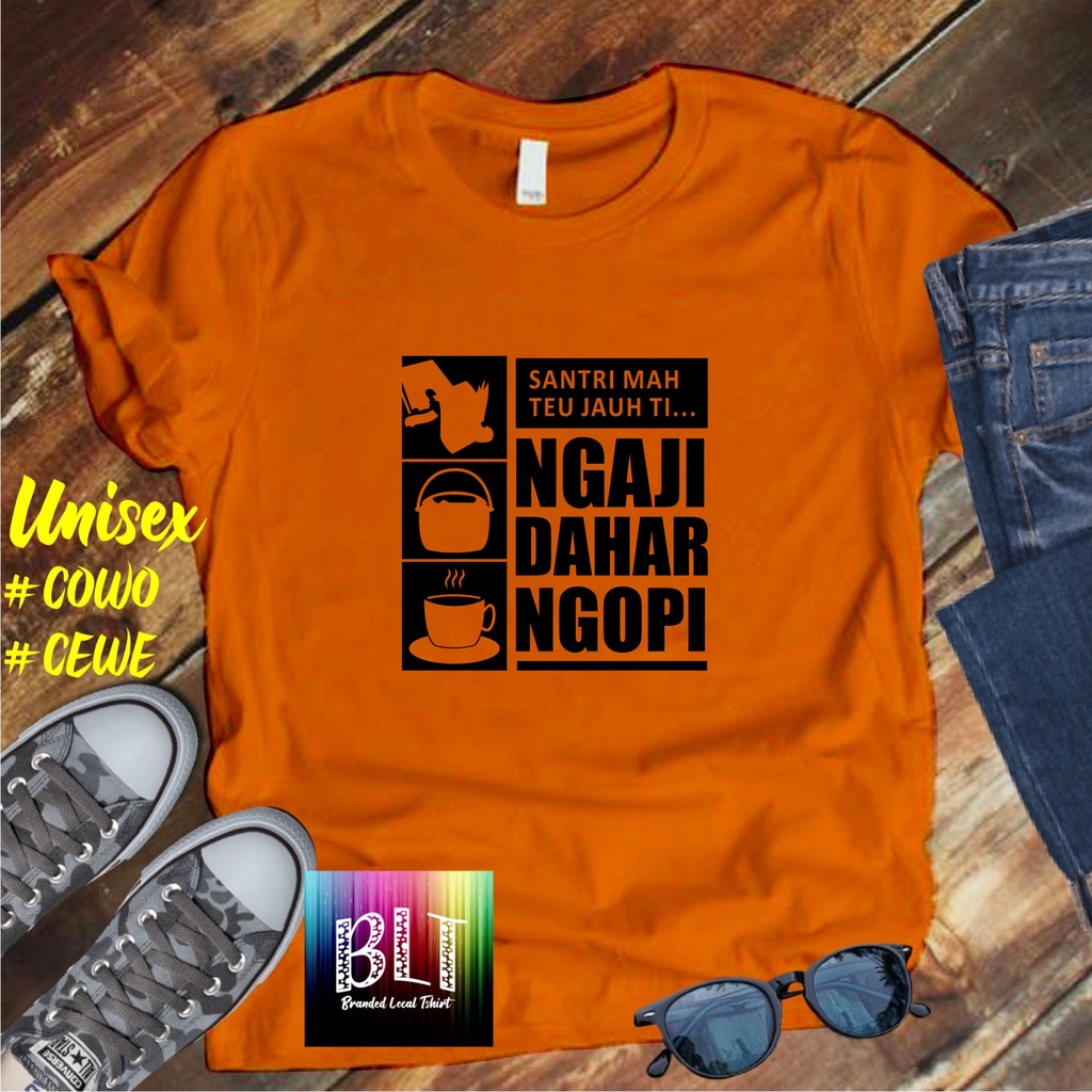 COD/ KAOS NGAJI DAHAR NGOPI SANTRI /KAOS TULISAN/KAOS SANTRI KEKINIAN/KAOS DAKWAH/KAOS ISLAM/SANTRIWATI/KAOS HITS 2022/KAOS BERGAMBAR KAOS EKSPRESI KAOS PRIA TSHIRT WANITA Santai Crew Neck V-Neck Slim-fitting Polos Setrip Hitam Putih Crew Neck