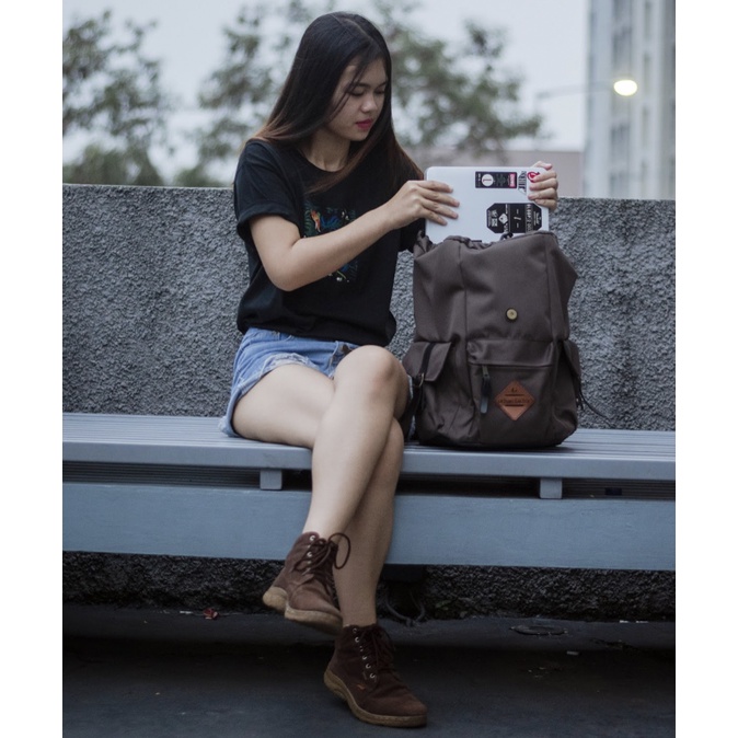 HOLIDAY BROWM |ManNeedMe x URBAN| Tas Ransel Punggung Pria Wanita Backpack ORIGINAL