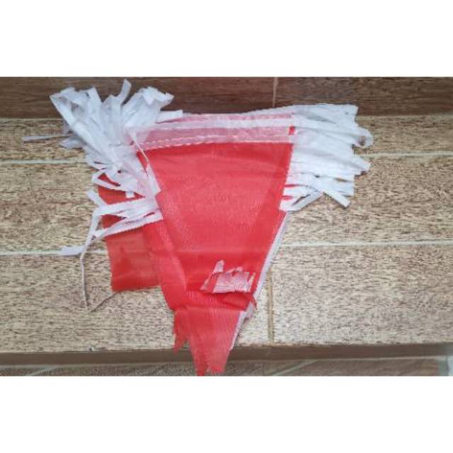 Bendera segitiga merah putih