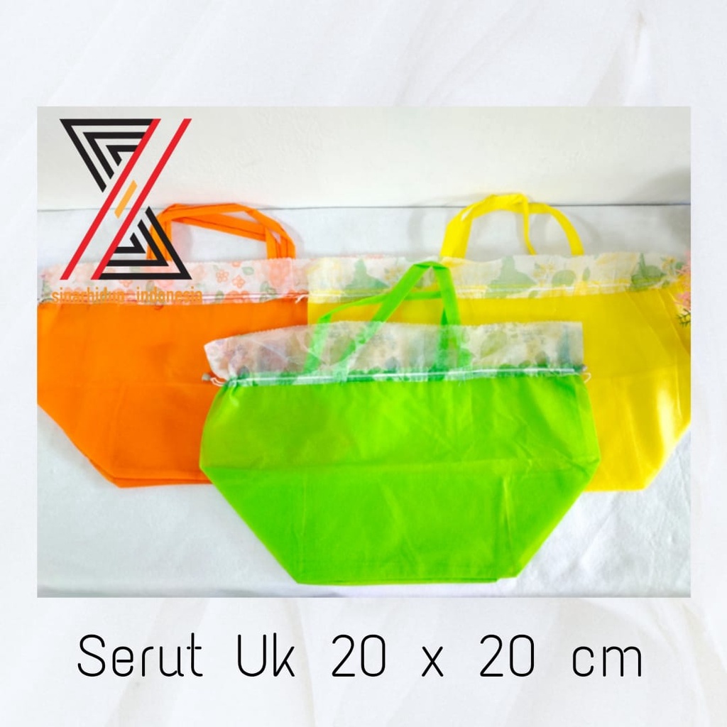 

Goodie Bag Kain Serut Polos Dus 20 x 20 Spunbond Tote Bag Press Tali Sourvenir Weding Hajatan Perlusin ( 12 Pcs )