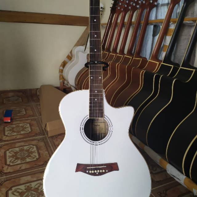 Ready gitar akustik elektrik Taylor, barang baru Suaranya bagus, harga 850rb + bonusan lengkap