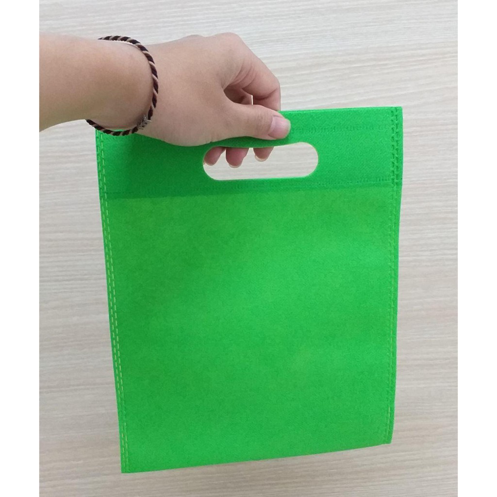 

GOODIE BAG OVAL MURAH / SPUNBOND / Tas Belanja MURAH / 20x25 (Warna Hijau Muda)