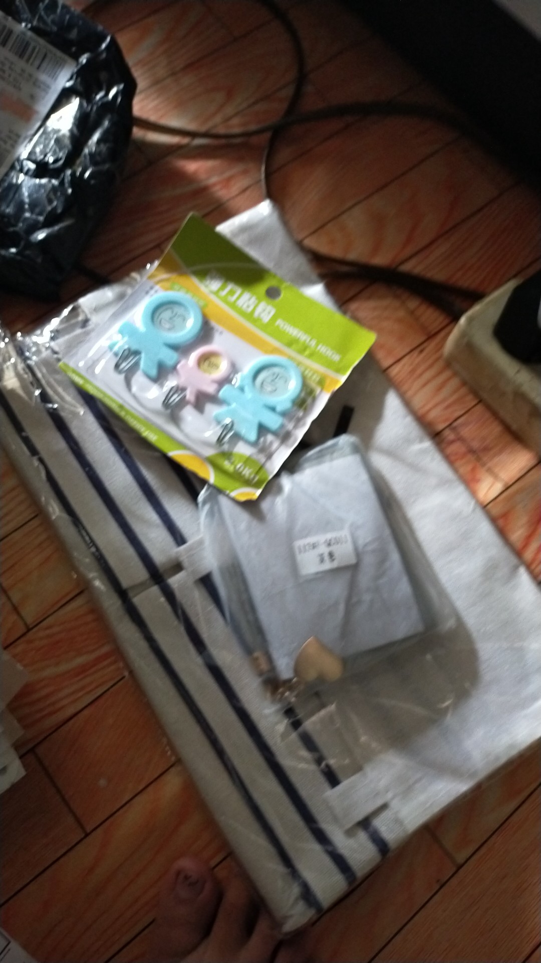 Gantungan Kait Tempel Family Self Adhesive Hook 1 Set Isi 3 Pcs Cantelan Serbaguna