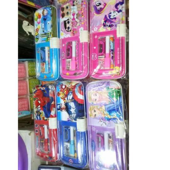 

Terlaris Kotak pensil kaleng 3 tingkat ada papan white board kode 3323
