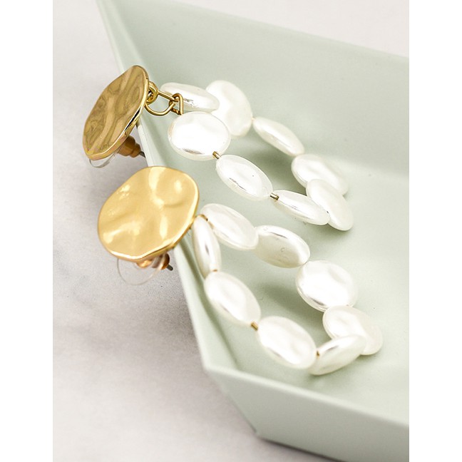 LRC Anting Tusuk Fashion Gold Color Pearls Decorated Roound Shape Earrings