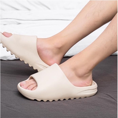 Sandal Yeezy Musim Panas Wanita Sandal Pria Asli Sepatu Pantai Kasual Sandal Wanita Lembut Platform Tebal EVA Antiselip Sandal Pria Rumah Fashion Korea Jepang