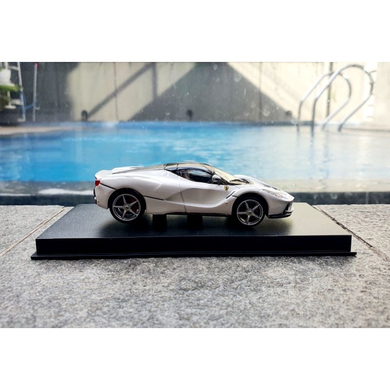 Bburago 1/43 Ferrari Signature Series LaFerrari White Miniatur Diecast Mobil Mobilan Pajangan