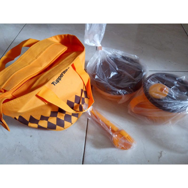 1 set tempat makan sekolah/kantor tupperware ori