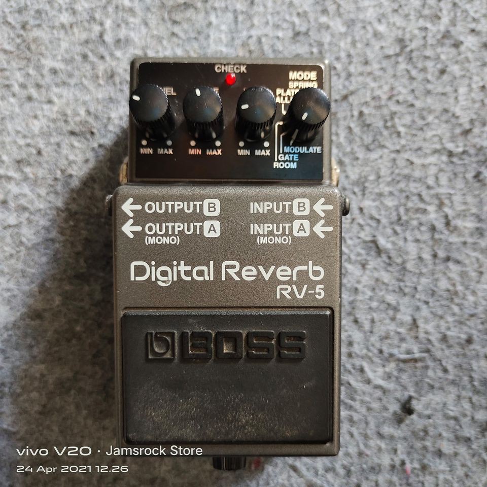 Efek gitar Boss Digital reverb RV-5