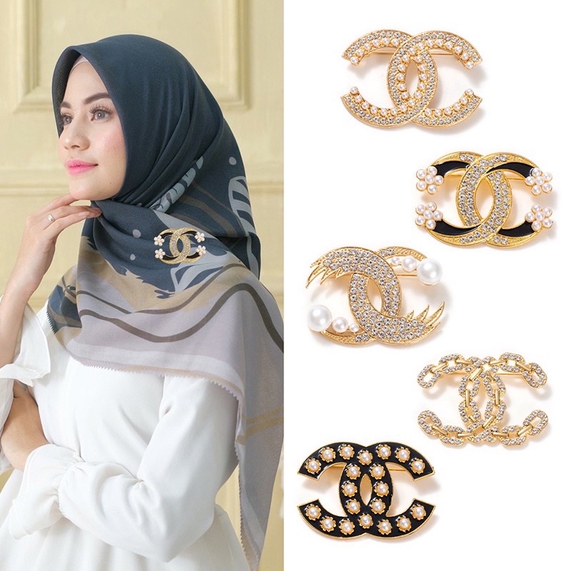 ECER PIN BROS HIJAB JILBAB FASHION HURUF ABJAD BESAR MATA 1PC CHANEL MUTIARA KUPU BUNGA