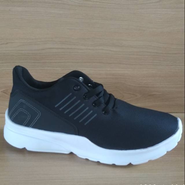 Sepatu Sport Pria Tomkins TRACKER  Black/White