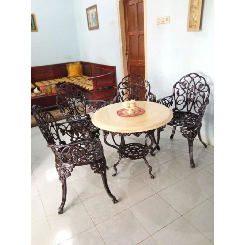 Meja Teras Marmer dan 4 Kursi Teras Besi Ukir Coklat