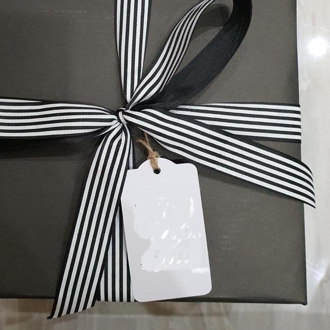 

Bungkus kado polos & pita