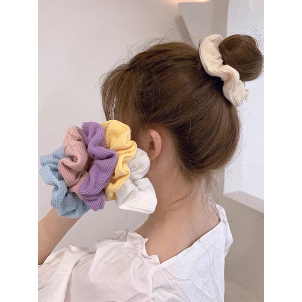 IKAT RAMBUT SCRUNCHIE SATIN SILK GLOSY IMPORT KOREA / SCRUNCHIE JUMBO WARNA WARNI / IKAT RAMBUT MOTIF KEREN ESTETIK MIRIP ARTIS / CEPOL HIJAB / HAIRBAND KUNCIRAN UNIK / AKSESORIS FASHION WANITA GOOD QUALITY / PREMIUM KOREA STYLE