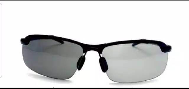 sunglases berubah tambah hitam saat kena sinar matahati...cocok di pakai cowok/cewek