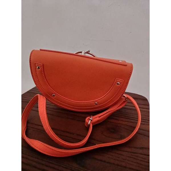 Tas_Setengah_Lingkaran