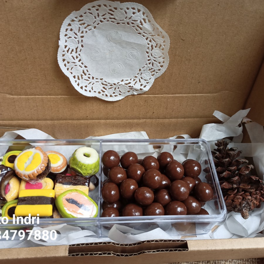 

Hampers Coklat Hampers Lebaran Hampers Kue Lebaran Toples Sekat 2