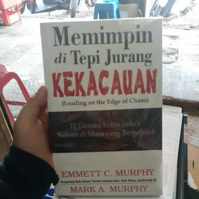 

BUKU MEMIMPIN DI TEPI JURANG KEKACAUAN