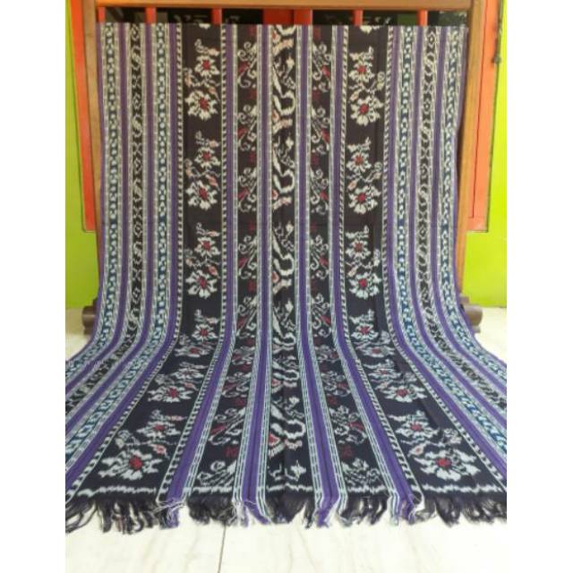 Kain tenun blanket Toraja ungu