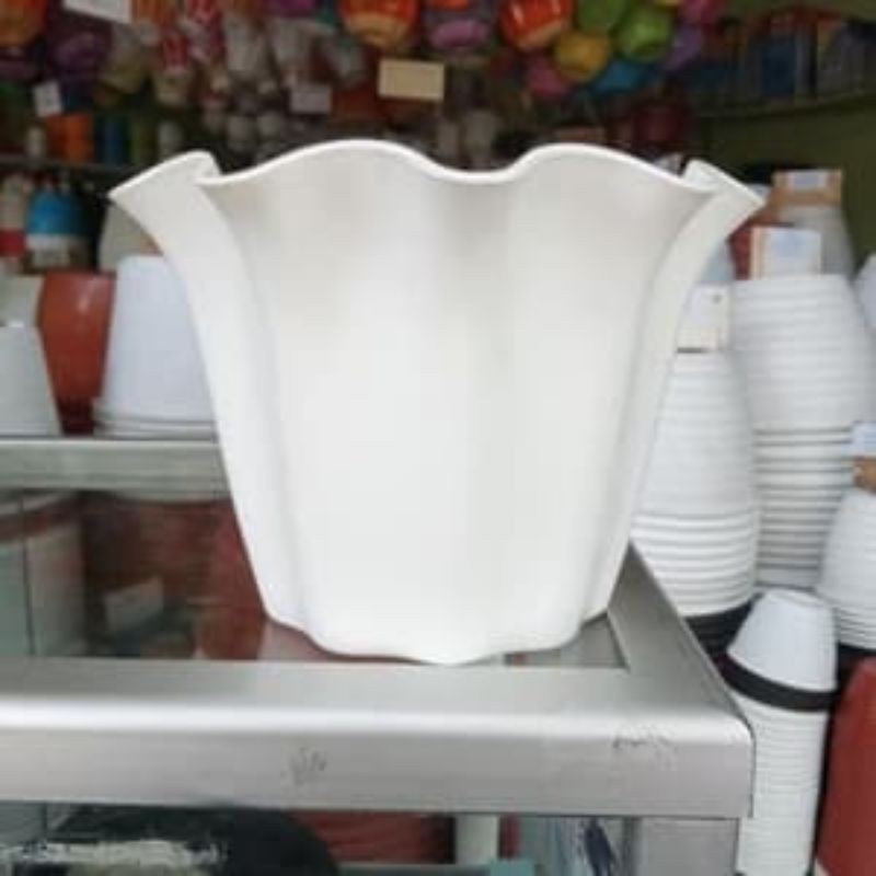 pot bunga 18 cm warna putih dan hijau model gelombang