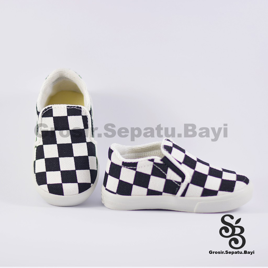 sepatu anak slip on motif catur murah