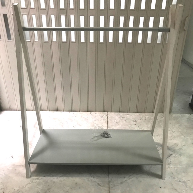 Rak baju anak. Gantungan baju anak. Kayu kokoh. Rak gantung pameran baju dewasa