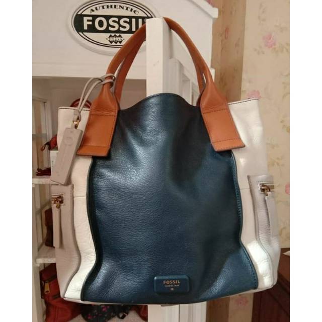 Preloved fossil emerson uk L masih kinclong jarang pake cuma mejeng aja. Lengkap long strap