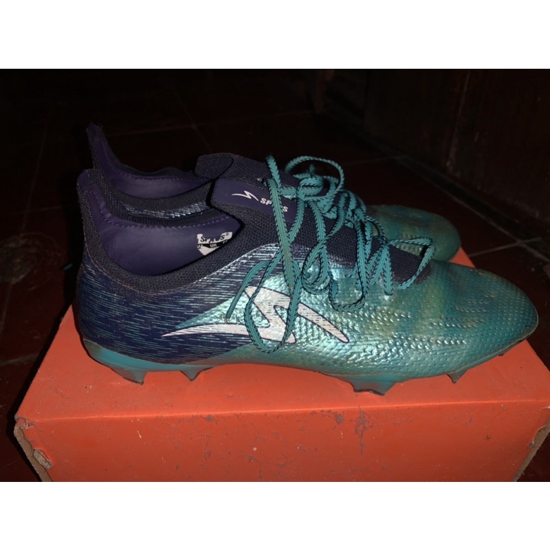 selatu sepak bola specs alpha elite