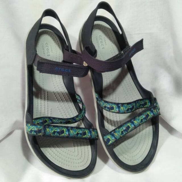 w9 crocs