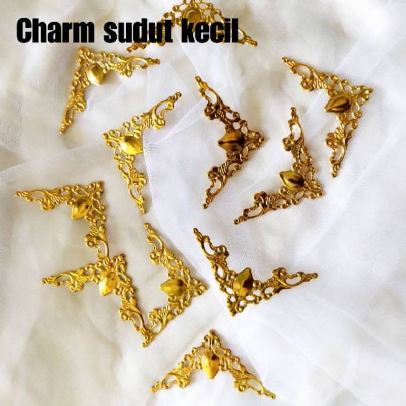 

(12Pcs) Lempengan Siku Hantaran Motif Mahkota