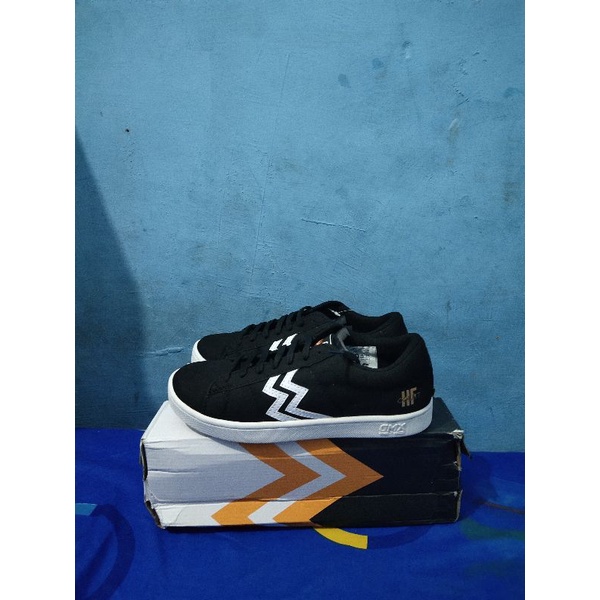 Geoff max hf court 1 black white uk 40