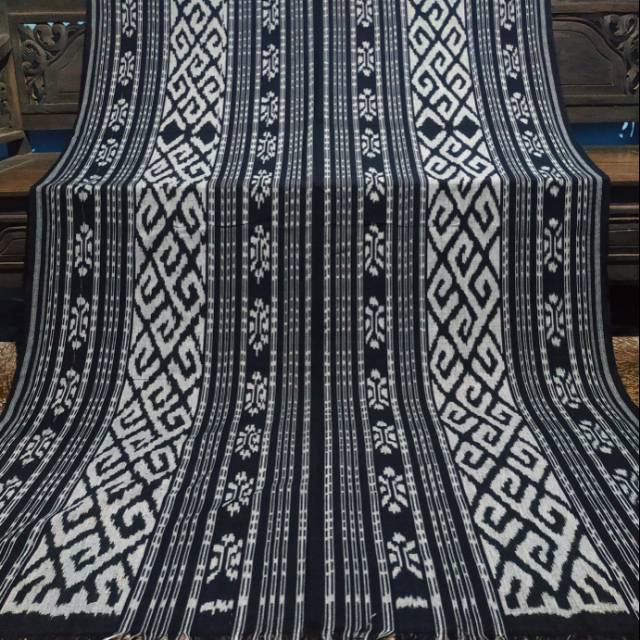 Kain tenun etnik hitam putih motif toraja